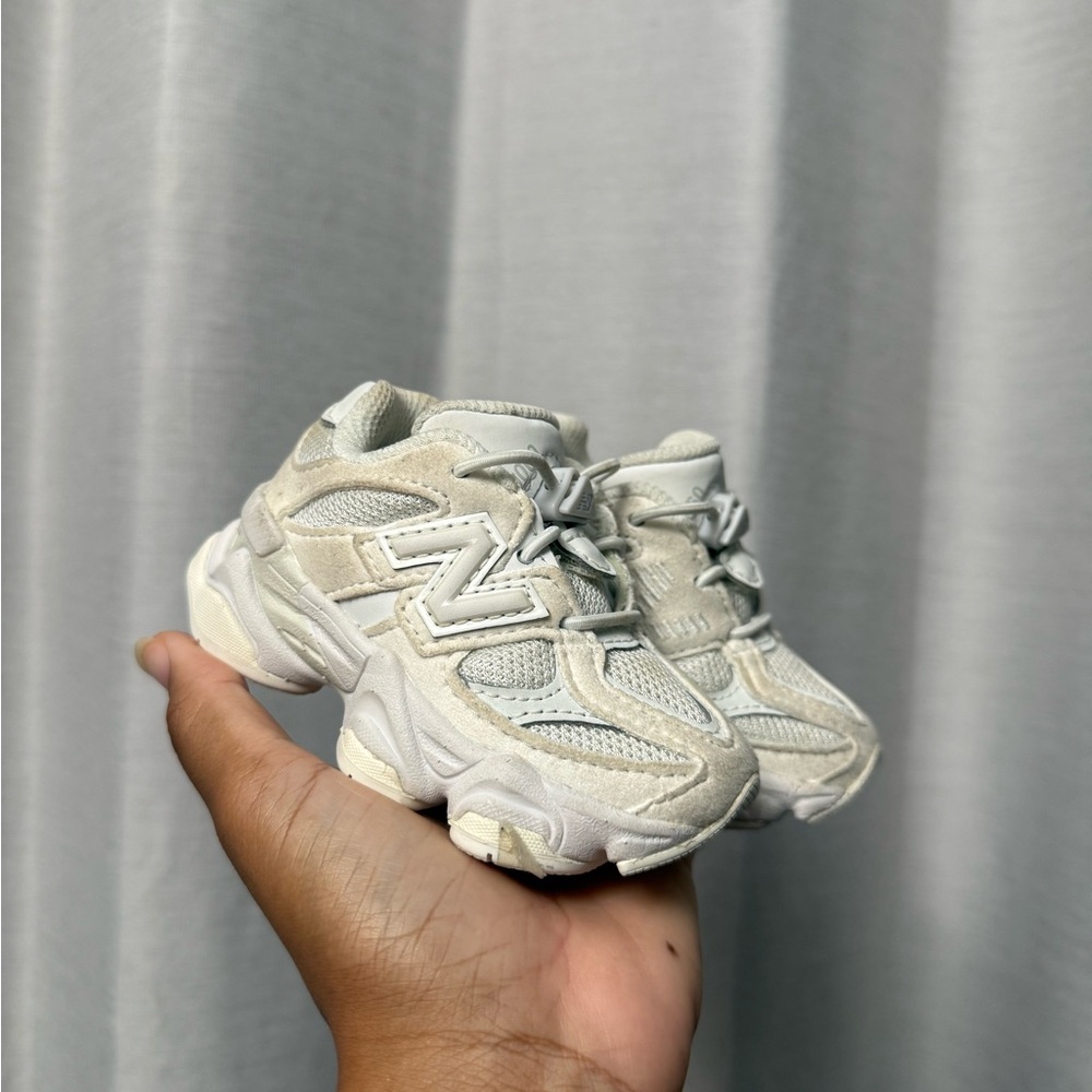 Infant New Balance / White and Cream / Size 4